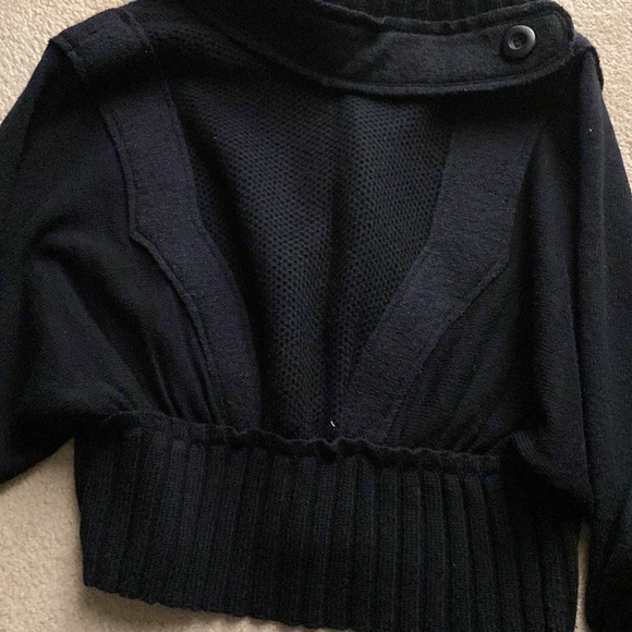 One girl who wool black sweater - Picture 13 of 14